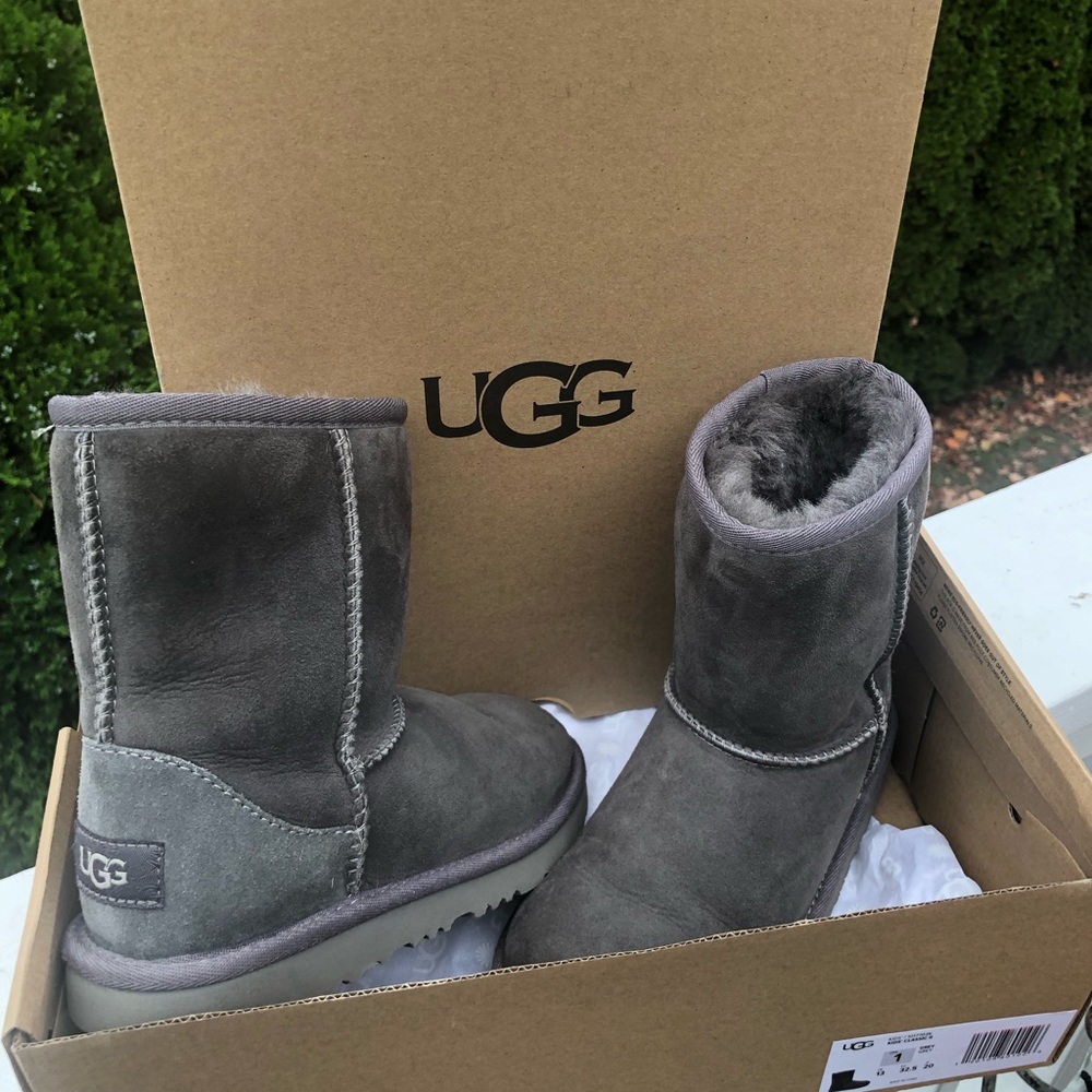 UGG boots kids classic size 1 little kids
